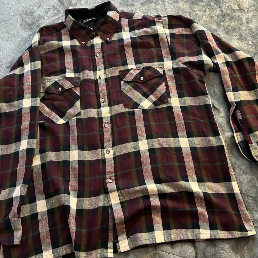 Brand New Van Heusen plaided Dress Shirt SZ XL